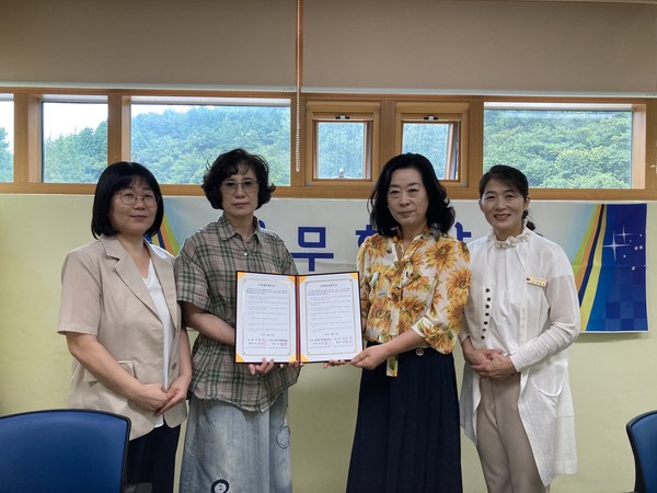 ▲왼쪽부터 안태숙 교수, 강춘안 관장, 배경희 교수, 최종순 사무국장이 협약 기념 사진촬영을 하고 있다.