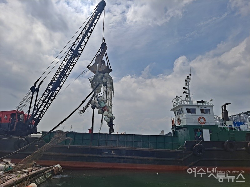 ▲해양폐기물 수거선 크레인이 폐바지선을 오가며 해양쓰레기를 수거하고 있다.  ⓒ조찬현