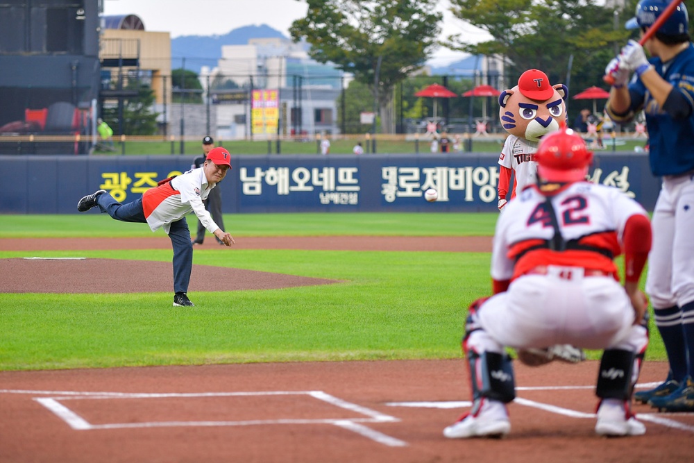 ▲광주 기아 챔피언스필드 프로야구 경기 시구자로 나선 정 시장