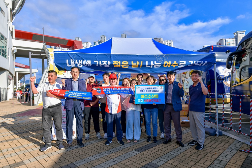 ▲ 여수 관광홍보하는 정 시장과 여수시 관계자