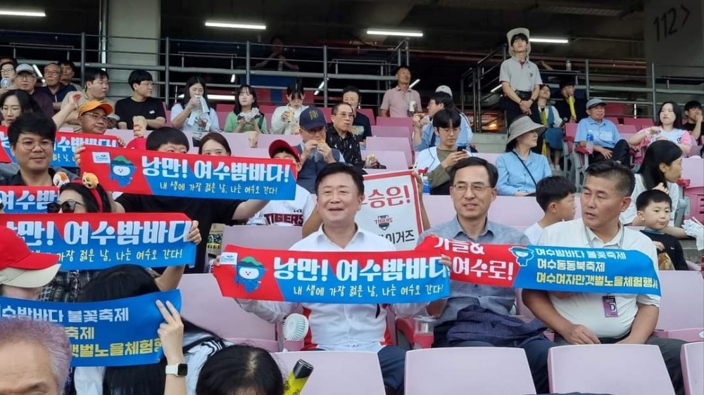 ▲  여수 관광홍보하는 정 시장과 여수시 관계자