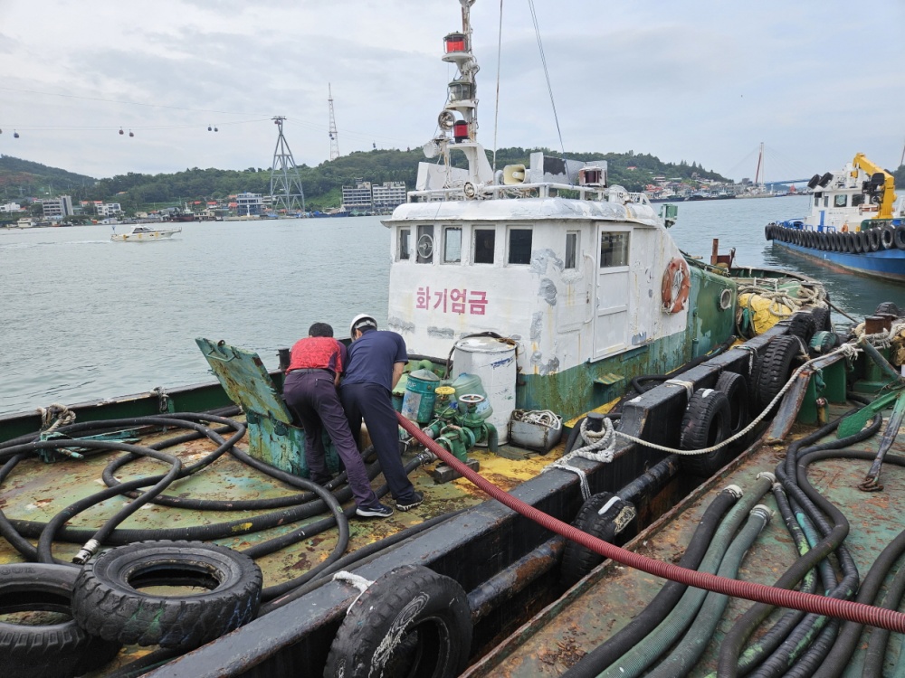 ▲ 해양환경공단 폐기물 차량이 장기 계류선박의 선저폐수를 수거하고 있다.