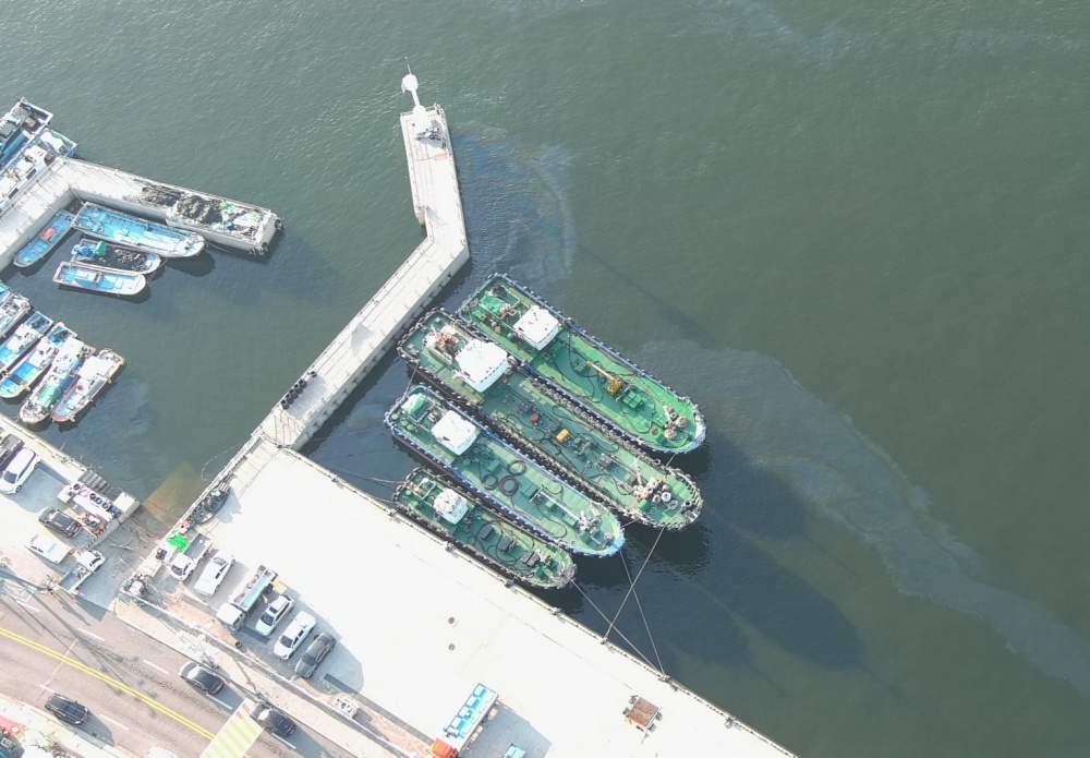 ▲ 항포구에서 원인미상의 기름띠가 흘러나오는 모습.