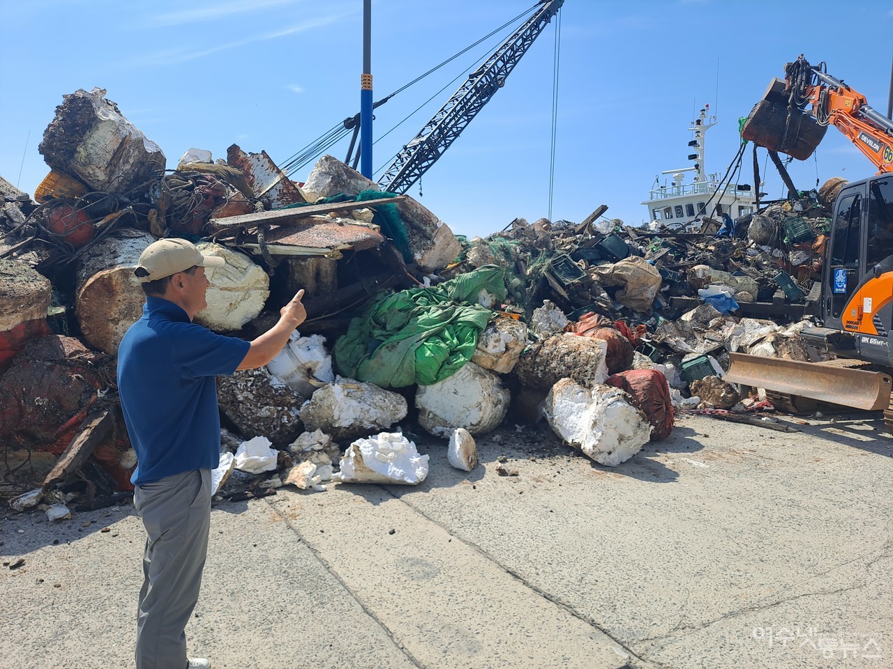 ▲최춘규 국동 어촌계장은 “폐바지선과 해양쓰레기 수거 이후에 바닷속 정화작업도 이어져야 한다”고 말했다. ⓒ조찬현