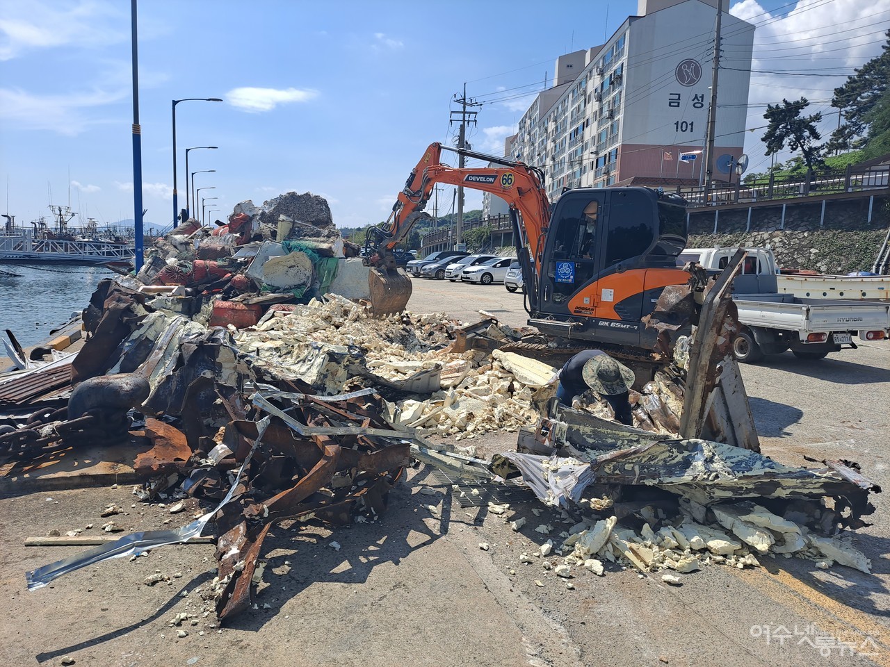 ▲여수 신월동 부두에서 포크레인으로 해양쓰레기 분리수거 작업을 하고 있다.  ⓒ조찬현