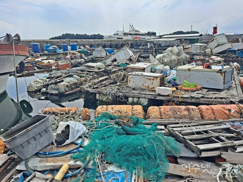 ▲오랜 세월 방치된 폐바지선 위에는 생활 쓰레기가 산더미처럼 쌓여있다. ⓒ조찬현