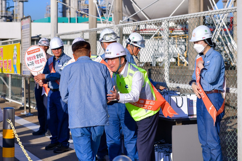 ▲ 한화솔루션㈜여수공장 정문에서 열린 ‘여수산단 출근길 안전문화 캠페인’