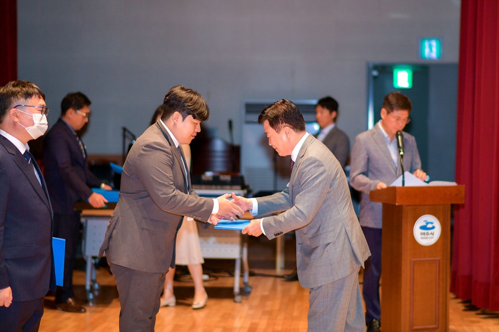 ▲ 임용장을 받은 신규 임용후보자 