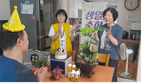 ▲ 쌍봉종합사회복지관이 생일을 맞이한 장애인에게 케익과 선물 지원하고 있다.