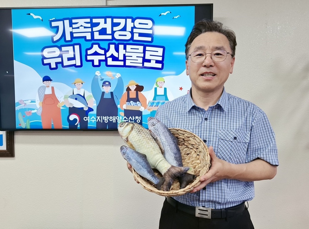 ▲‘수산물 소비 활성화 챌린지’ 참여한 김광용 청장