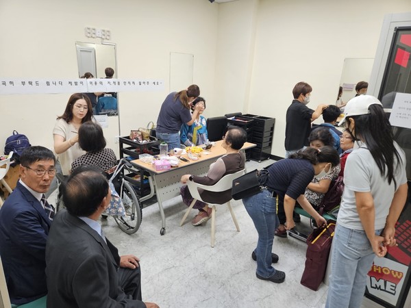 ▲ 장수사진 촬영전 헤어와 메이크업을 하고 있는 개인 자원봉사자(김서윤,신민하,위덕숙)