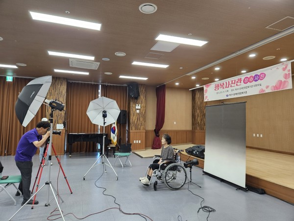 ▲  준스튜디오의 대표 심준섭 작가가 장수사진을 촬영하고 있다.