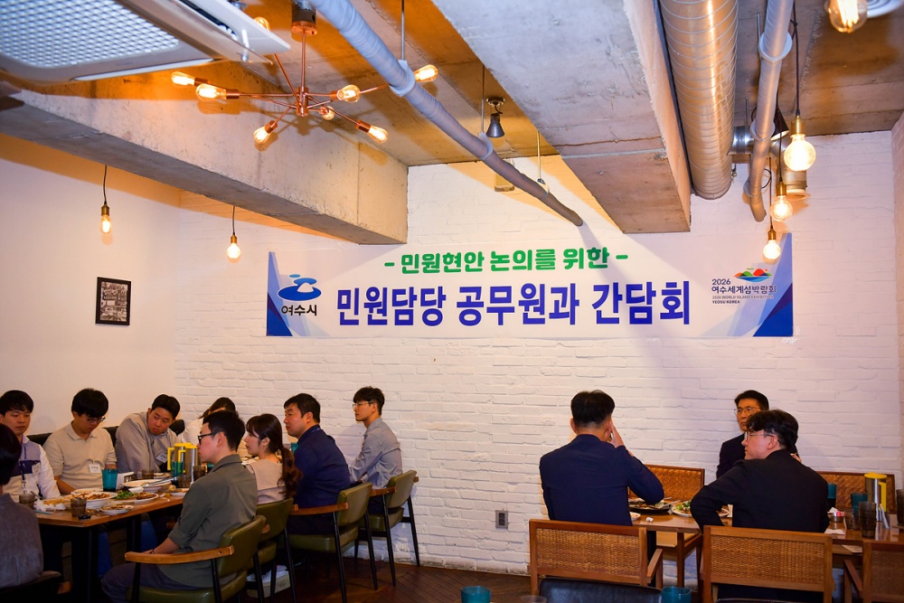 ▲ 정기명 시장이 민원 담당 공무원 20명과 소통의 시간을 가지고 있다. 