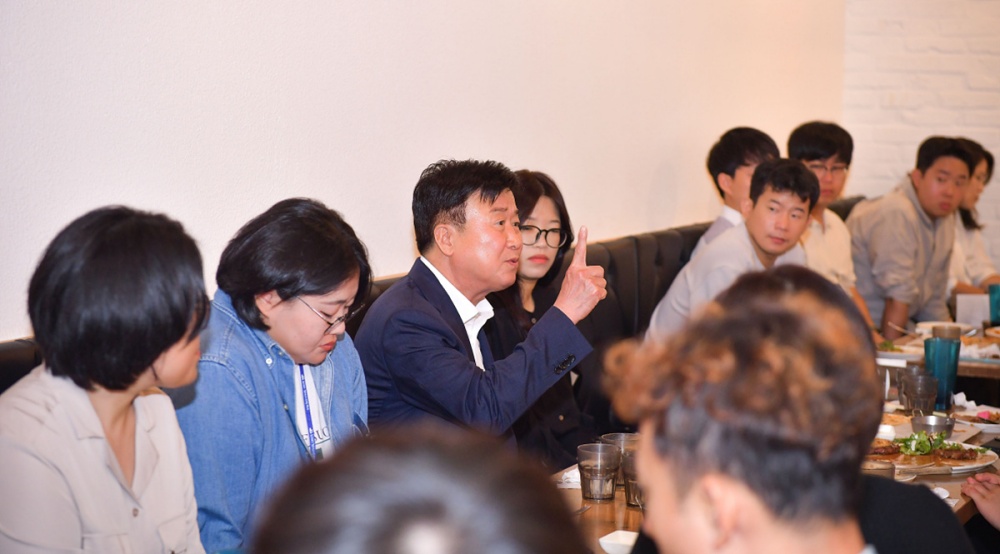 ▲ 정기명 시장이 민원 담당 공무원 20명과 소통의 시간을 가지고 있다. 