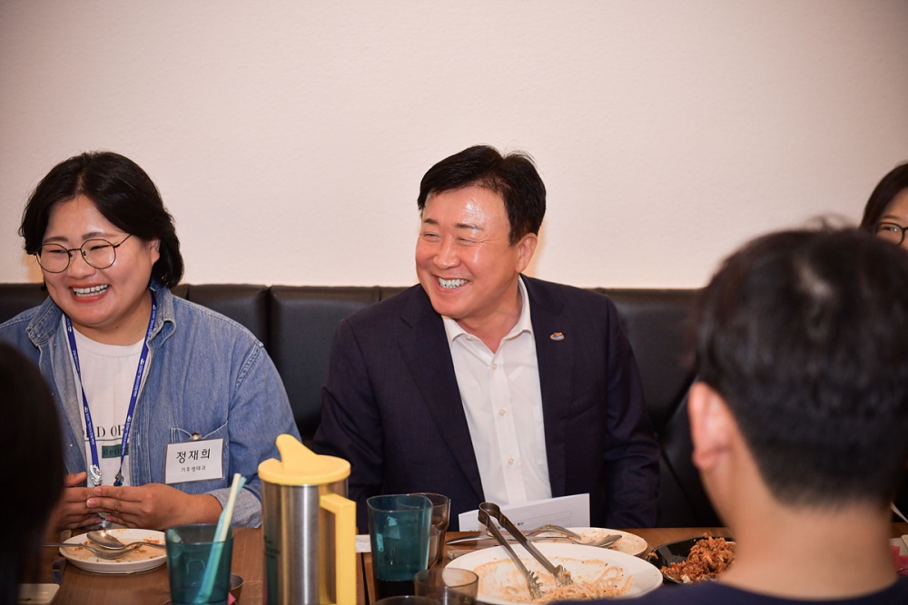 ▲ 정기명 시장이 민원 담당 공무원 20명과 소통의 시간을 가지고 있다. 