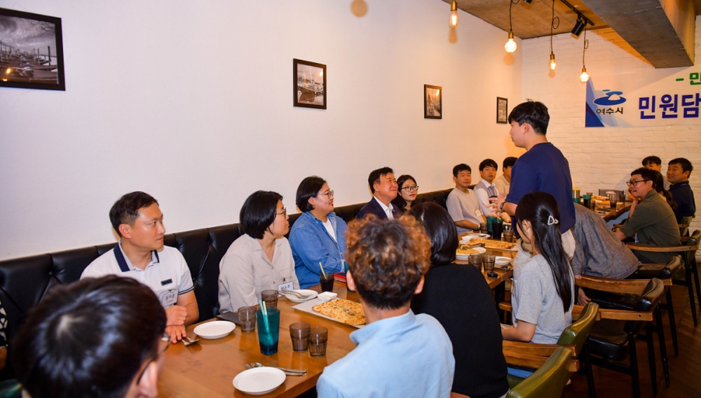 ▲ 정기명 시장이 민원 담당 공무원 20명과 소통의 시간을 가지고 있다. 