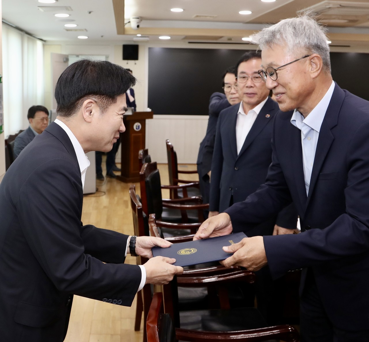 ▲ 김대중 교육감이 ESG교육발전위원에게 위촉장을 전달하고 있다.