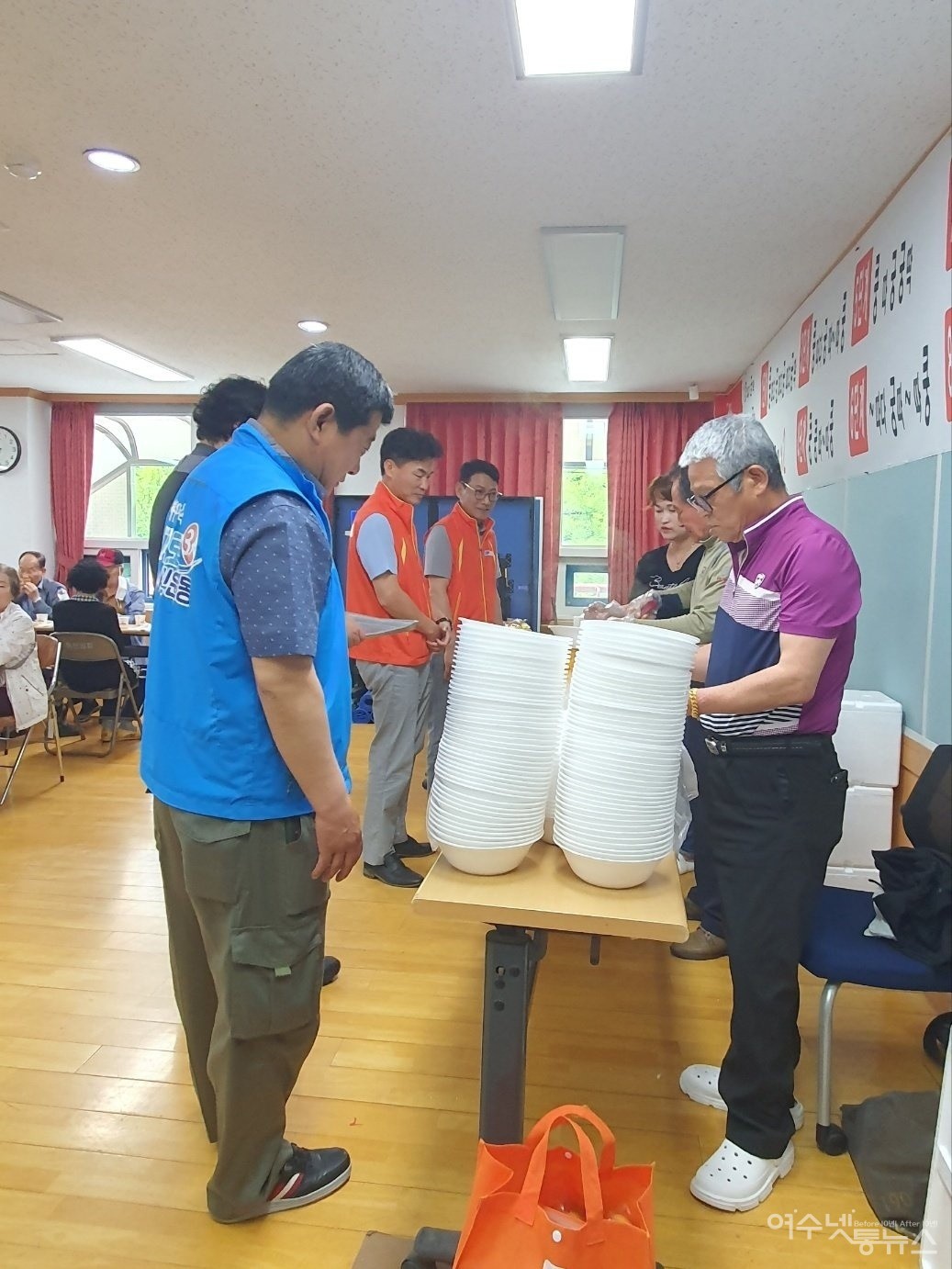 ▲여수환경공해추방운동본부 이형은 본부장이 한 끼니 식사 봉사활동을 하고 있다.  ⓒ이형은