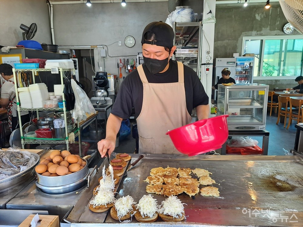 ▲미평햄버거 3형제 중 셋째 아들 김성복씨가 햄버거를 만들고 있다. ⓒ조찬현