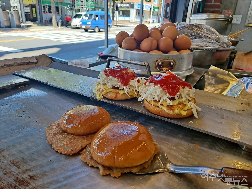 ▲여수 미평햄버거의 햄버거와 삶은 달걀 그리고 순대다. ⓒ조찬현