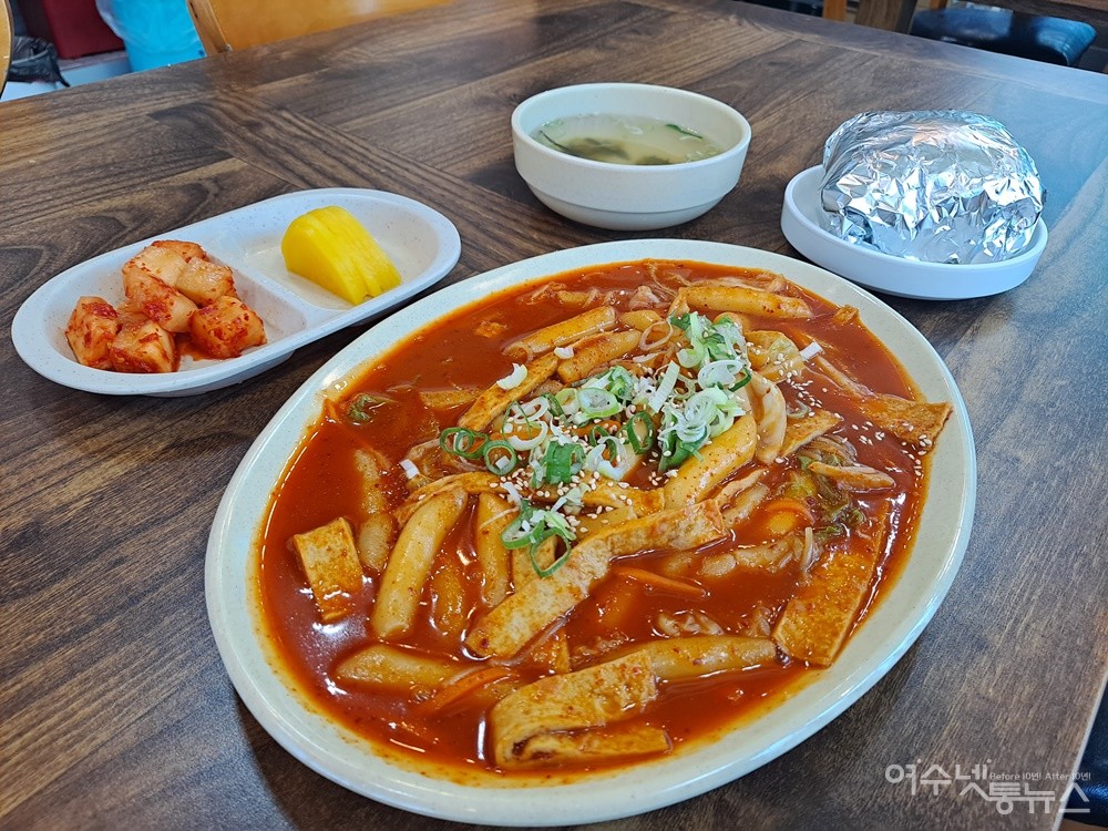 ▲매콤하고 맛깔진 떡볶이, 1인분에 5,500원이다. ⓒ조찬현