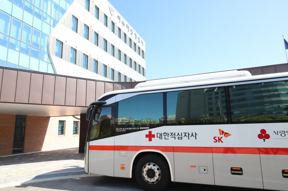 ▲ 여수해양경찰청사 앞에 헌혈차량이 서 있다.