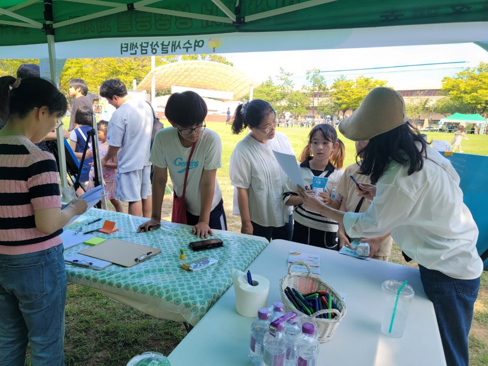 ▲ 여수새날상담센터가 거북선공원에서 열린 ‘2023년 양성평등주간 기념행사’에서 부스를 운영했다.