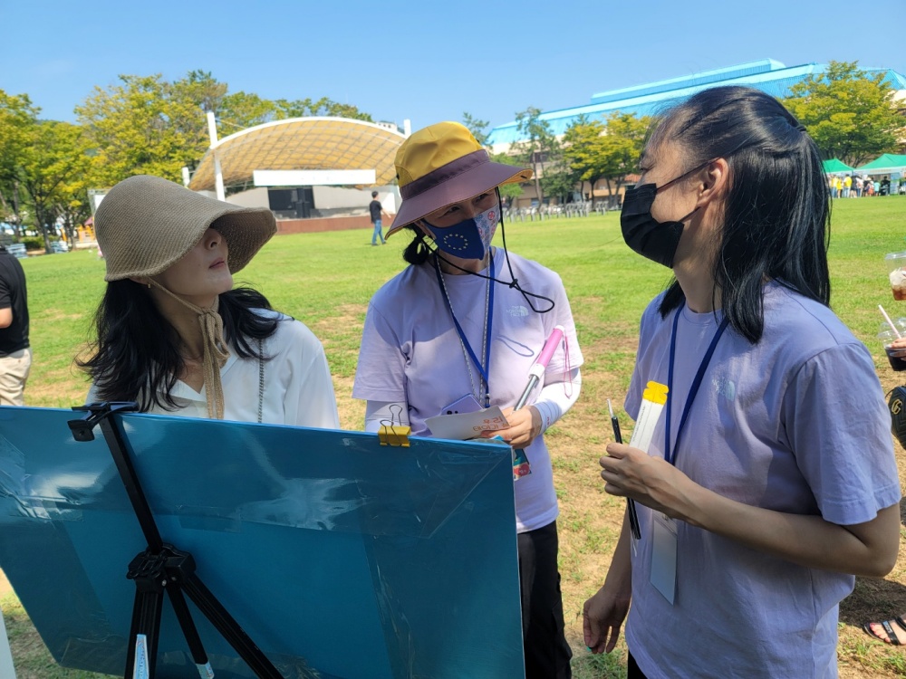 ▲ 양성평등축제 '다행'에 참여한 시민