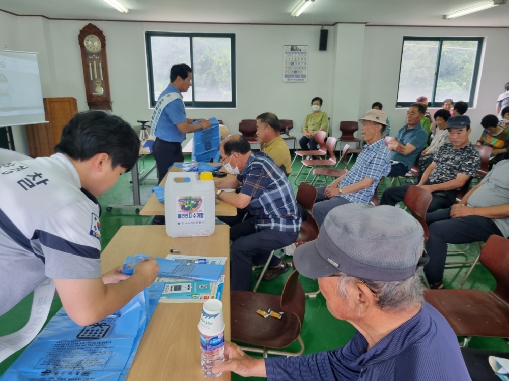 ▲ 어민 간담회에서 해양환경 보호 홍보 및 쓰레기 종량제봉투 배부하는 해경