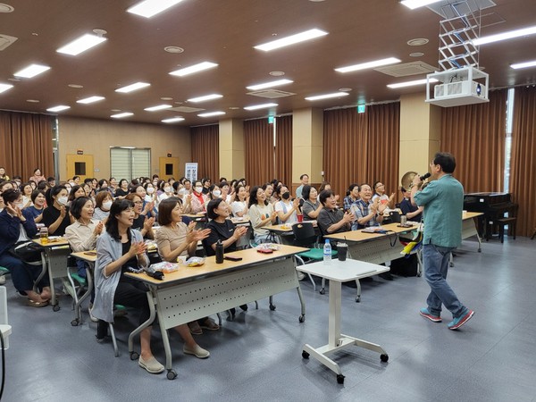 ▲ 1부 역량강화교육-웃음 치료