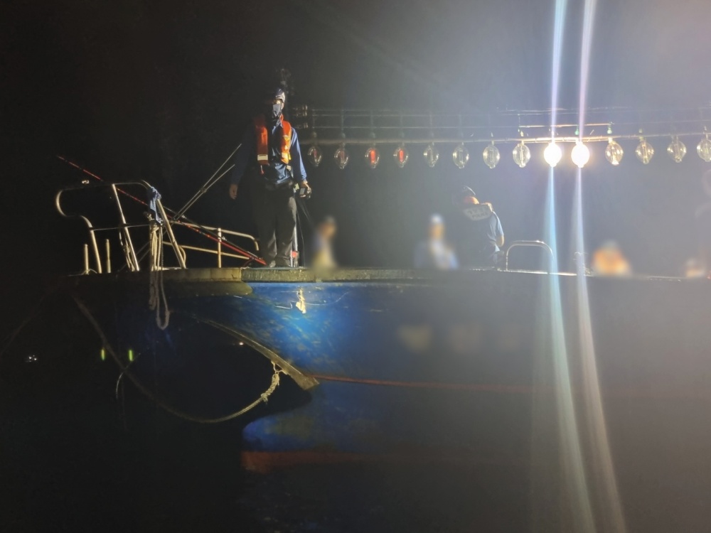  해경이 낚시어선에 탑승해 인명피해사항과 물적피해사항 등을 확인하고 있다