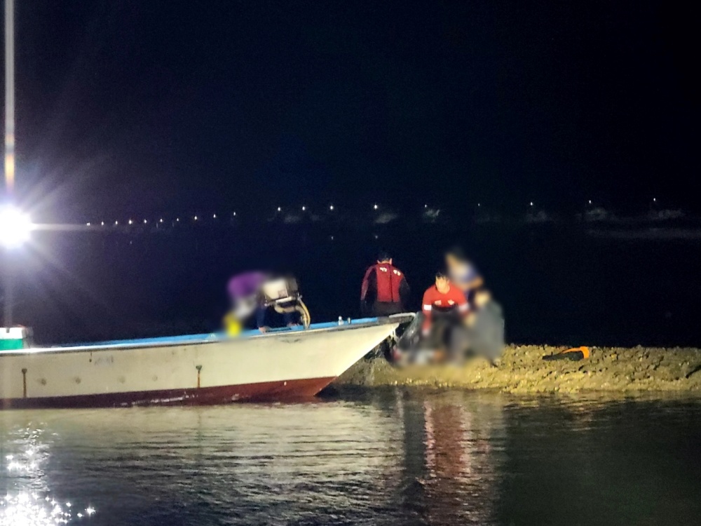 ▲ 광양시 광영포구 앞 해상 간출여에서 실종자를 발견해 구조하고 있다