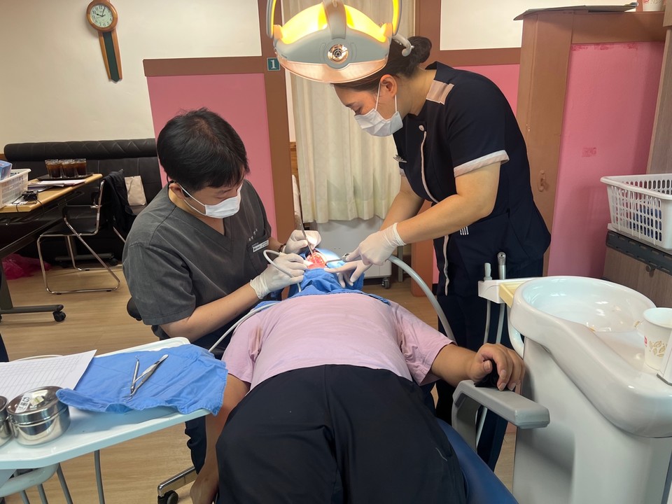 ▲모아치과병원과 함께하는 사랑 나눔 진료 봉사를 하고 있는 모습. ⓒ쌍봉복지관 