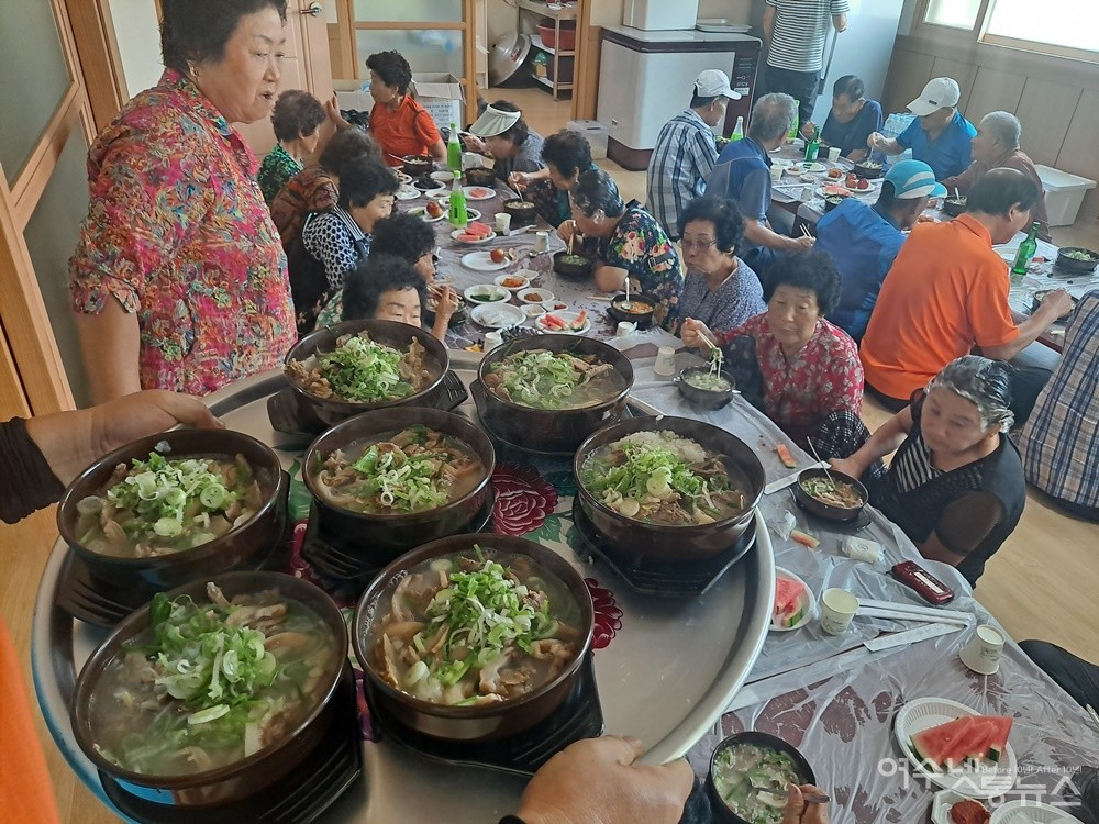 ▲우산클럽 회원들이 초도 어르신들에게 국밥을 배달하고 있다. ⓒ조찬현