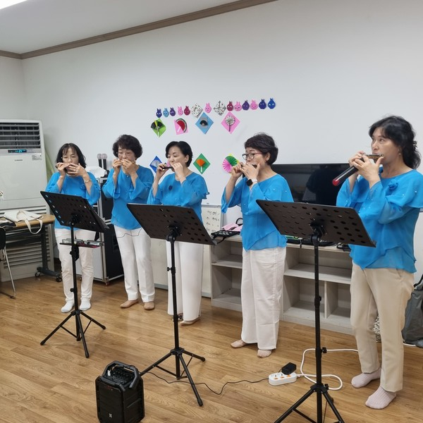 ▲' 사랑의 하모니' 하모니카봉사단이 쌍봉종합사회복지관 '장애인 햇터교실'에서 연주를 하고있다.ⓒ김연우