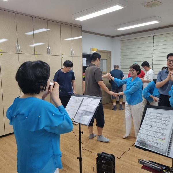 ▲ 앵콜곡  '찐이야' 로 흥을 돋우며 어울림 한마당으로  마무리를 했다. ⓒ김연우