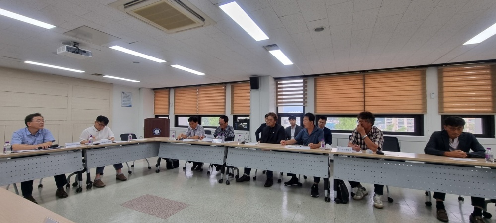 ▲ 여수해수청과 거문도 주민 등이 여객선 운항 중단으로 인한 문제 해결을 논의하고 있다.