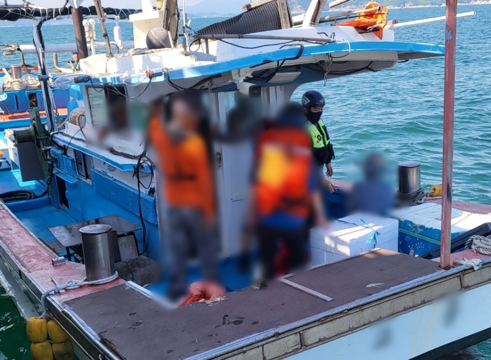 ▲ 음주운항 선박을 검문검색 중인 해양경찰