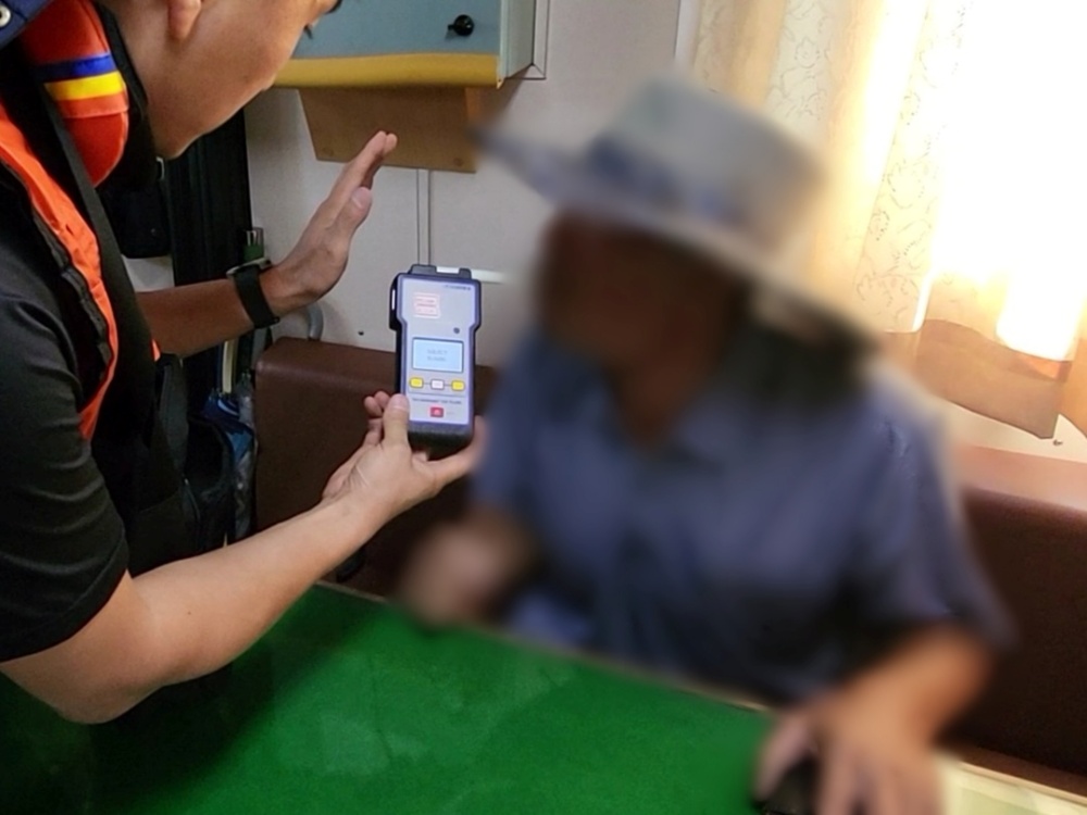 ▲해양경찰이 음주측정을 진행 중이다