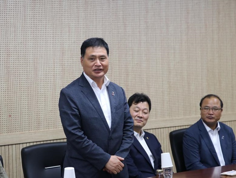 ▲전라남도공무직지회 노조사무실 개소를 축하하는 주종섭 도의원