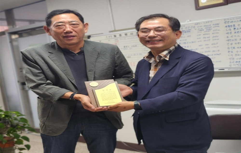 ▲ 최병용 전남도의원이 여천부영1차아파트 입주자대표회로부터 감사패를 받았다