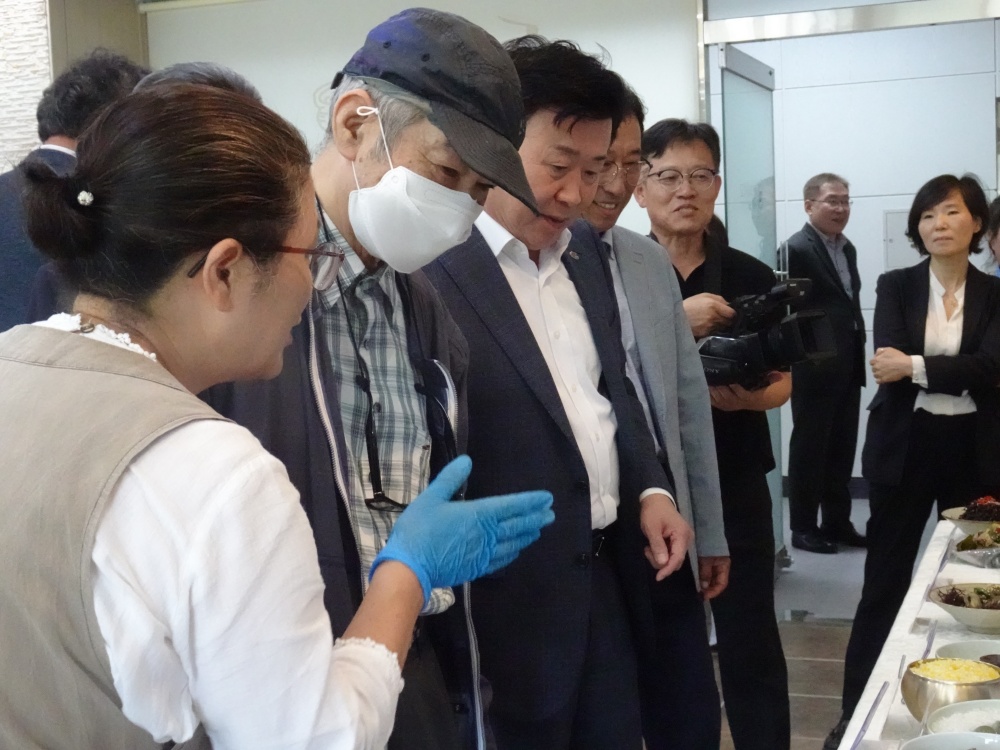 ▲ 국제슬로푸드 한국협회와 한영대학교 학생들이 준비한 음식을 살펴보는 정기명 시장