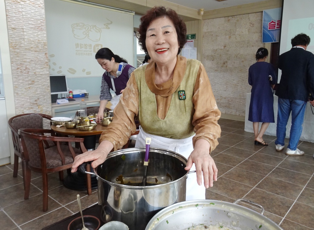 ▲ 거문도 밥상을 준비한 김현희 국제슬로푸드 한국협회 회원