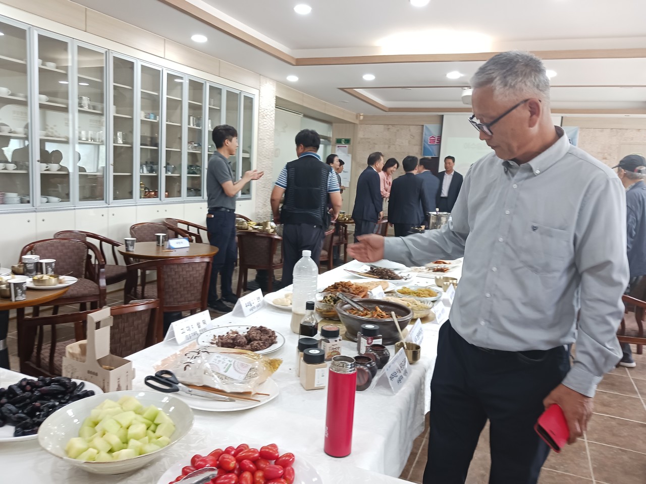 ▲ 슬로푸드 장흥지부 한창본 회원이 음식을 설명하고 있다.