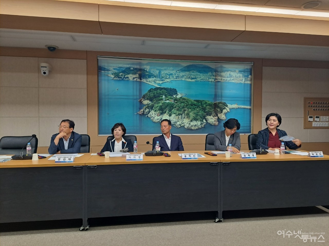 ▲ ‘남면 이야포 미군폭격사건 침몰선 조사용역’ 중간보고회에 참석한 여수시의회 미군폭격사건특위(위원장 박성미) 위원들이다.  ⓒ조찬현