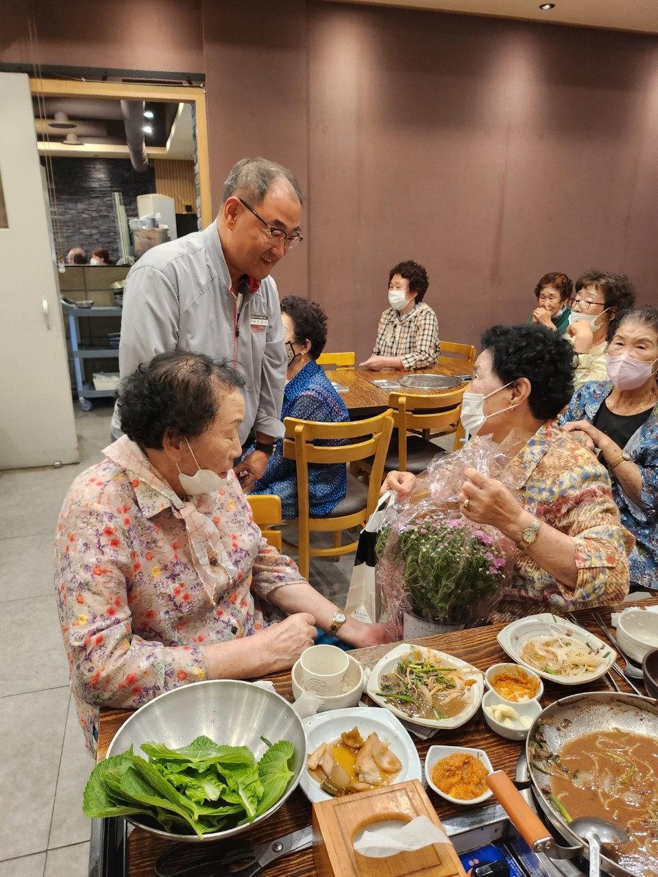 ▲금호미쓰이화학 관계자가 생신을 맞은 어르신에게 직접 선물을 전달하고 있다. ⓒ쌍봉복지관