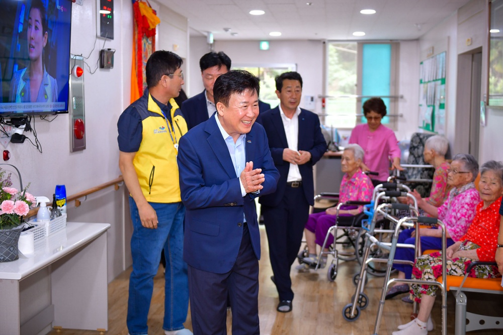 ▲ 관내 사회복지시설을 방문한 정기명 시장