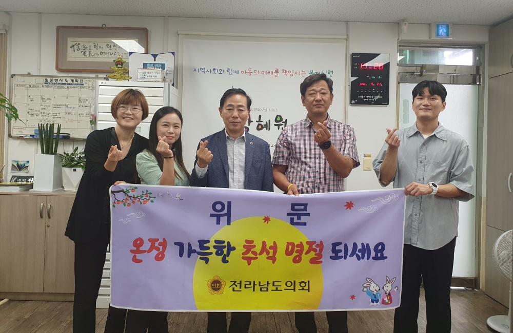 ▲ 서대현 부위원장이 사회복지시설 6곳을 찾아 위문품을 전달했다