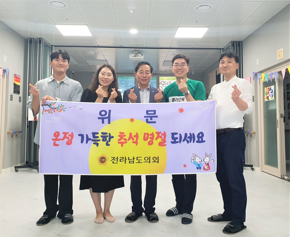 ▲ 서대현 부위원장이 사회복지시설 6곳을 찾아 위문품을 전달했다