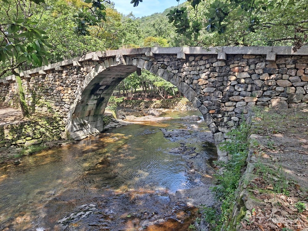 ▲여수 흥국사 보물 무지개 모양의 돌다리 홍교다. ⓒ조찬현
